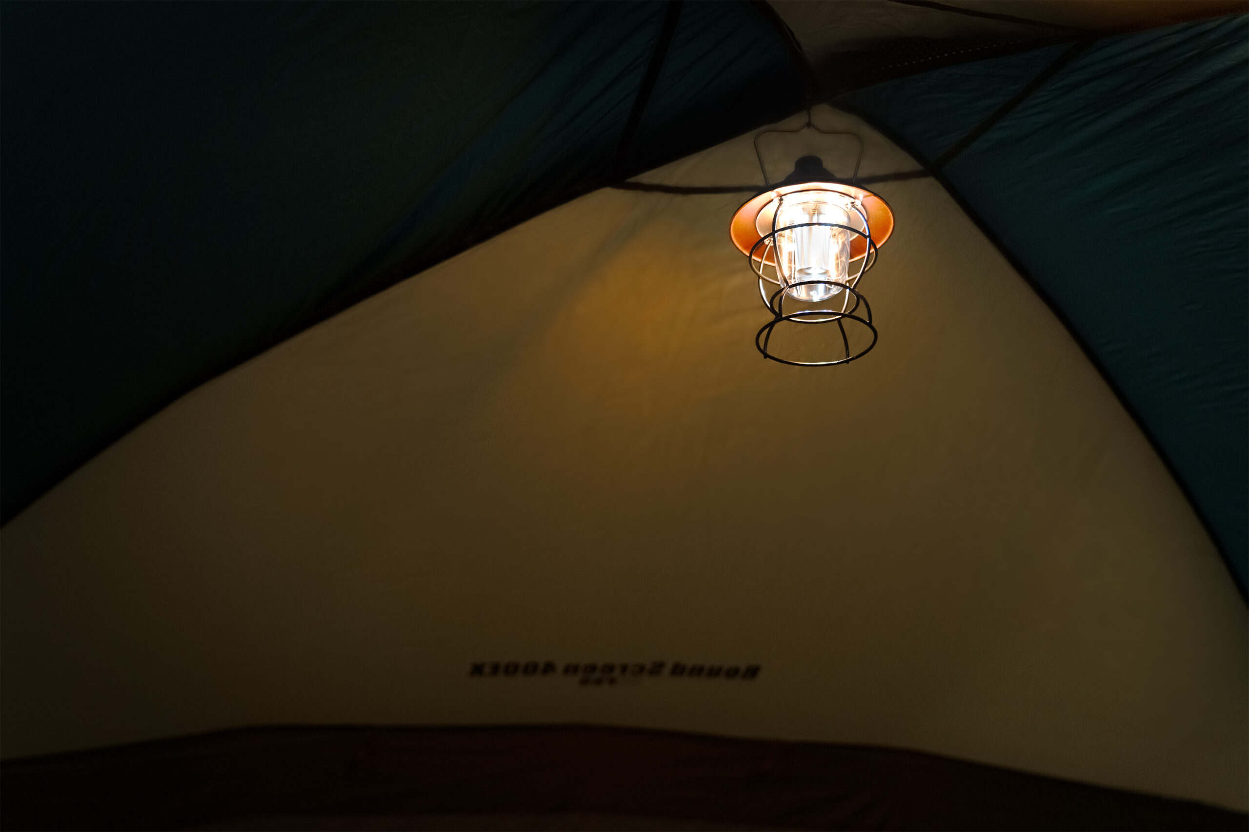 テント内のライティング術|眩しくない灯りの作り方