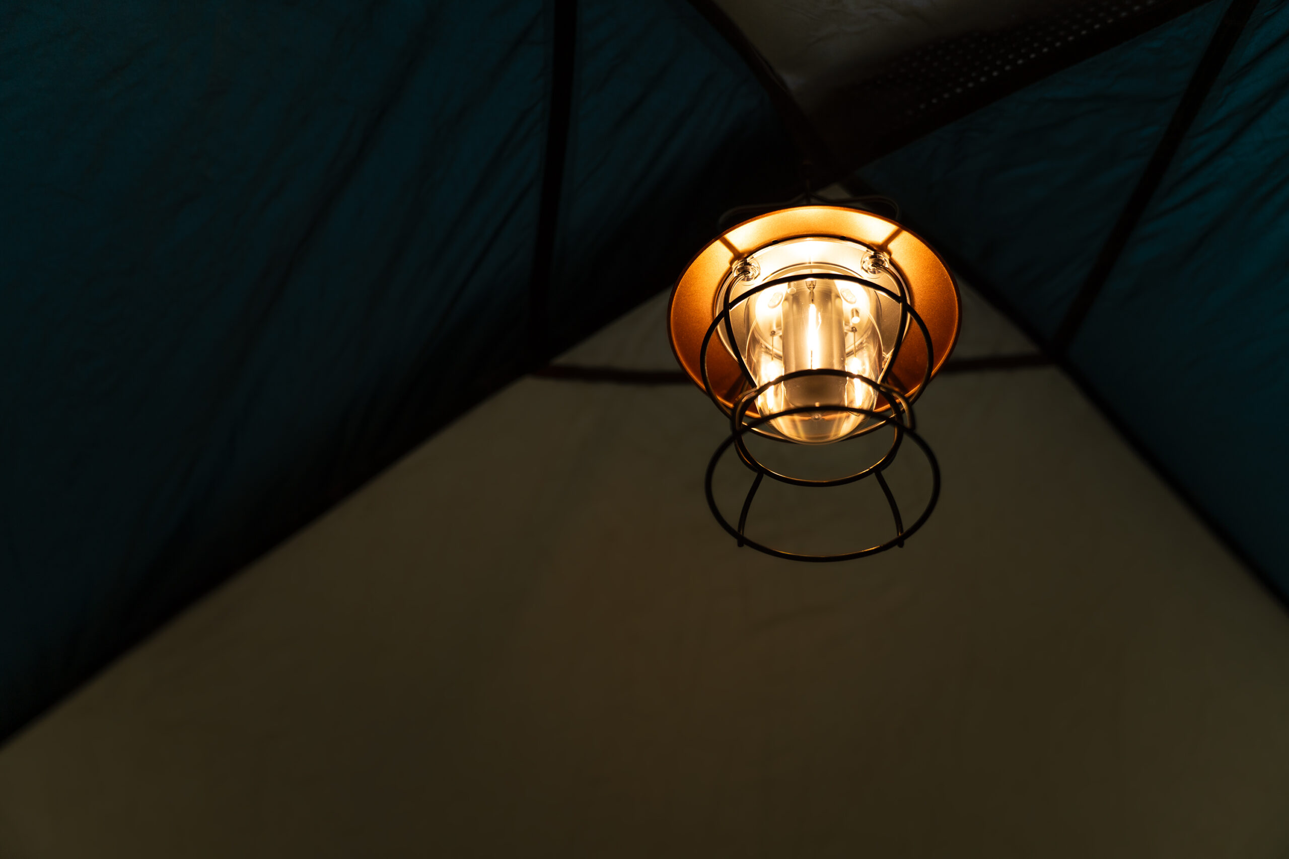 車中泊に最適なライト|明るすぎず暗すぎない光の選び方